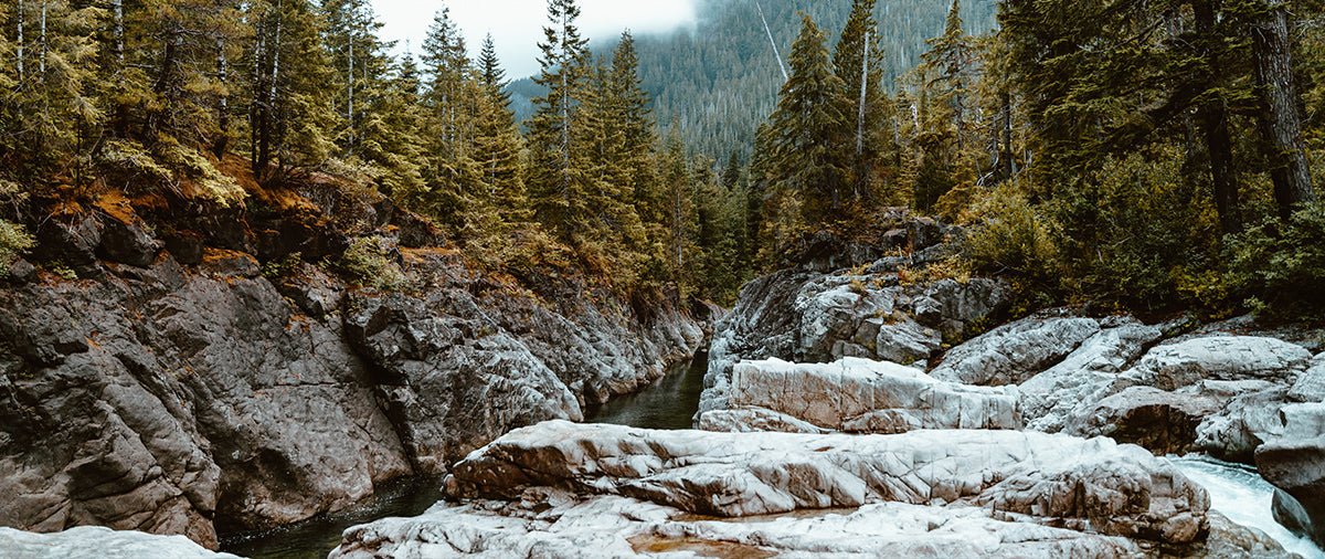 how to choose hunting clothing for unknown terrain: breathable base layers, windproof, waterproof jackets and trousers