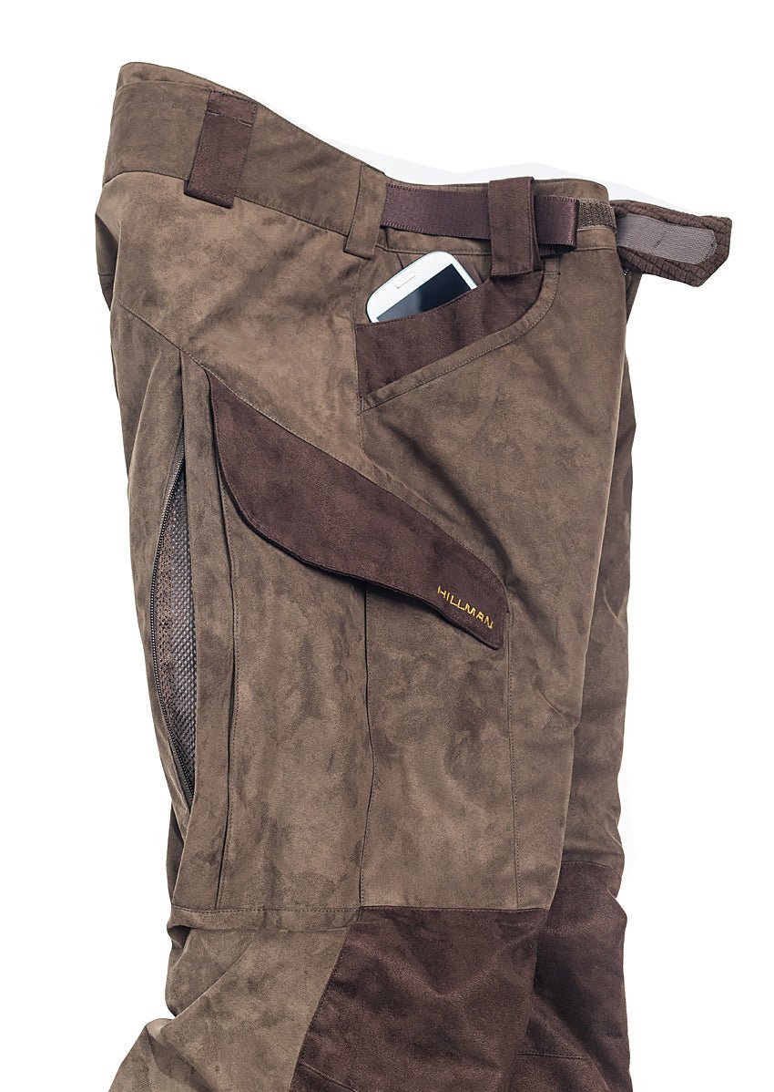 Progettati con tasche superiori ad accesso rapido e aperture laterali di ventilazione, questi pantaloni da caccia mimetici leggeri offrono protezione antispino e movimenti silenziosi durante gli avvicinamenti più impegnativi sul terreno.